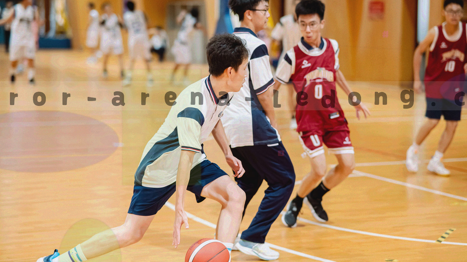 夜间场馆灯光下键盘特写与轮次赛程图表叠加的深色画面